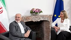 El ministro de Asuntos Exteriores de Irán, Mohammad Javad Zarif con la jefa de política exterior de la UE Federica Mogherini. 