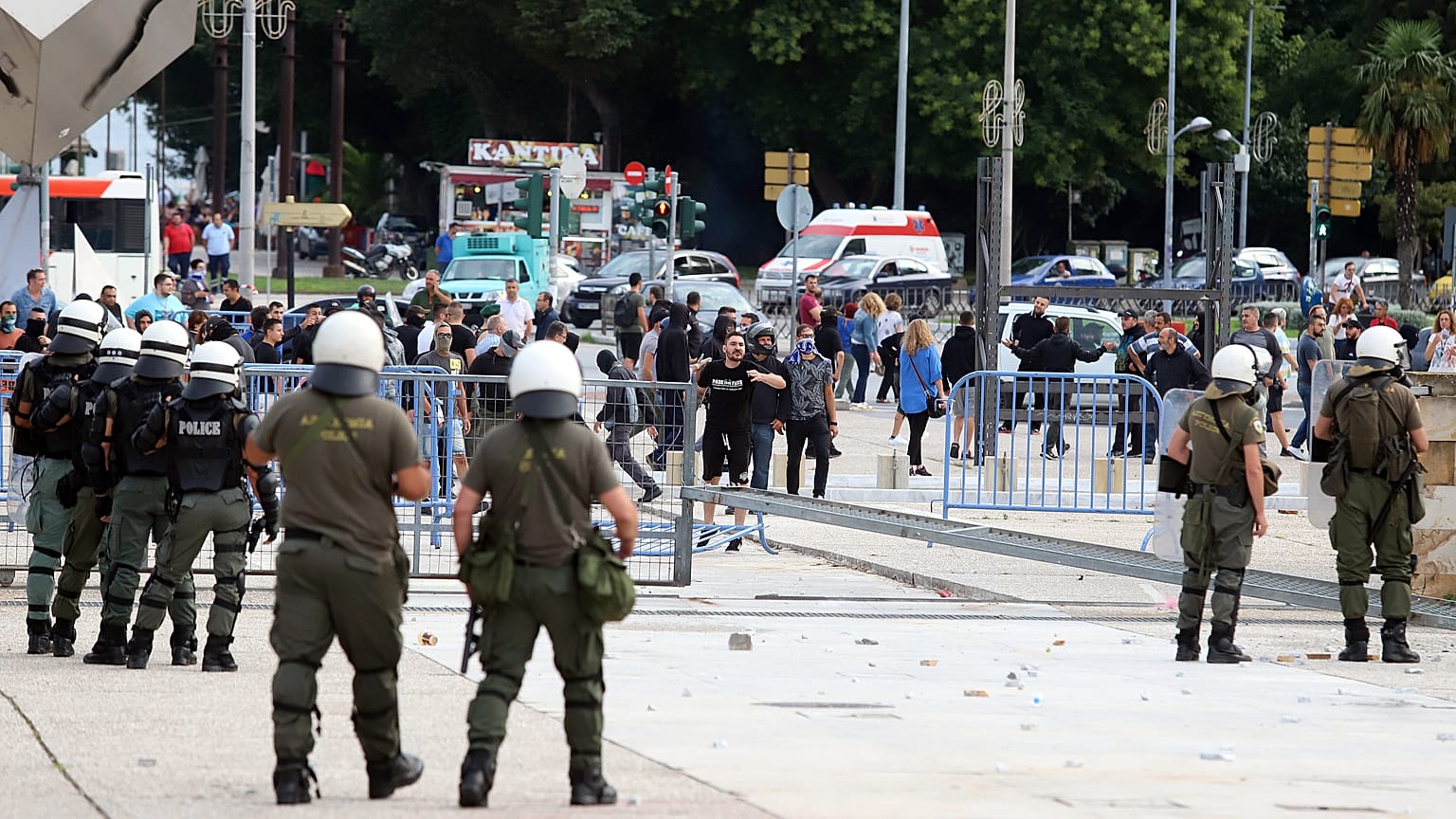Διαδηλωτές συγκρούονται με αστυνομικές δυνάμεις έξω από την ΔΕΘ