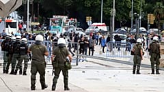 Διαδηλωτές συγκρούονται με αστυνομικές δυνάμεις έξω από την ΔΕΘ