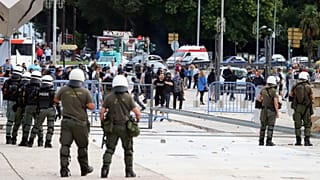 Διαδηλωτές συγκρούονται με αστυνομικές δυνάμεις έξω από την ΔΕΘ