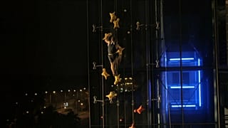شاهد: بولندي يتسلق برج فندق بوارسو بسرعة 12 ثانية ويسبق سرعة المصعد