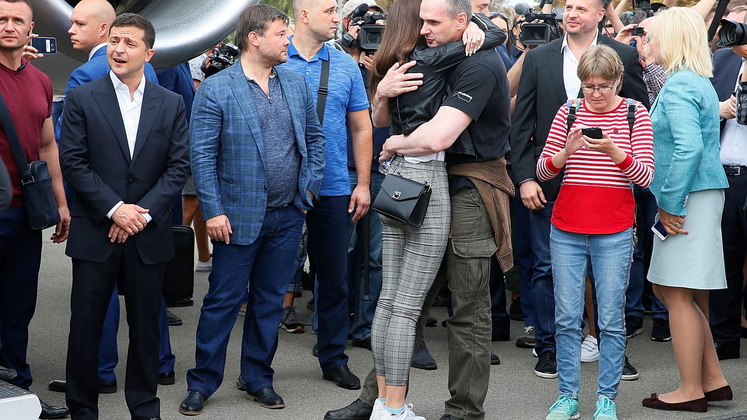 Emotional scenes as Ukraine president welcomes home freed prisoners