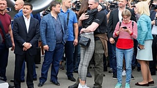 Emotional scenes as Ukraine president welcomes home freed prisoners