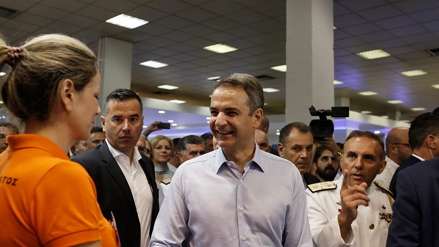 O πρωθυπουργός Κυριάκος Μητσοτάκης, μπροστά από το περίπτερο του υπουργείου Εθνικής Άμυνας