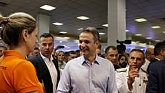 O πρωθυπουργός Κυριάκος Μητσοτάκης, μπροστά από το περίπτερο του υπουργείου Εθνικής Άμυνας