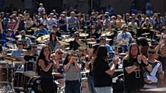 Rockendes Massenmusizieren in Ungarn