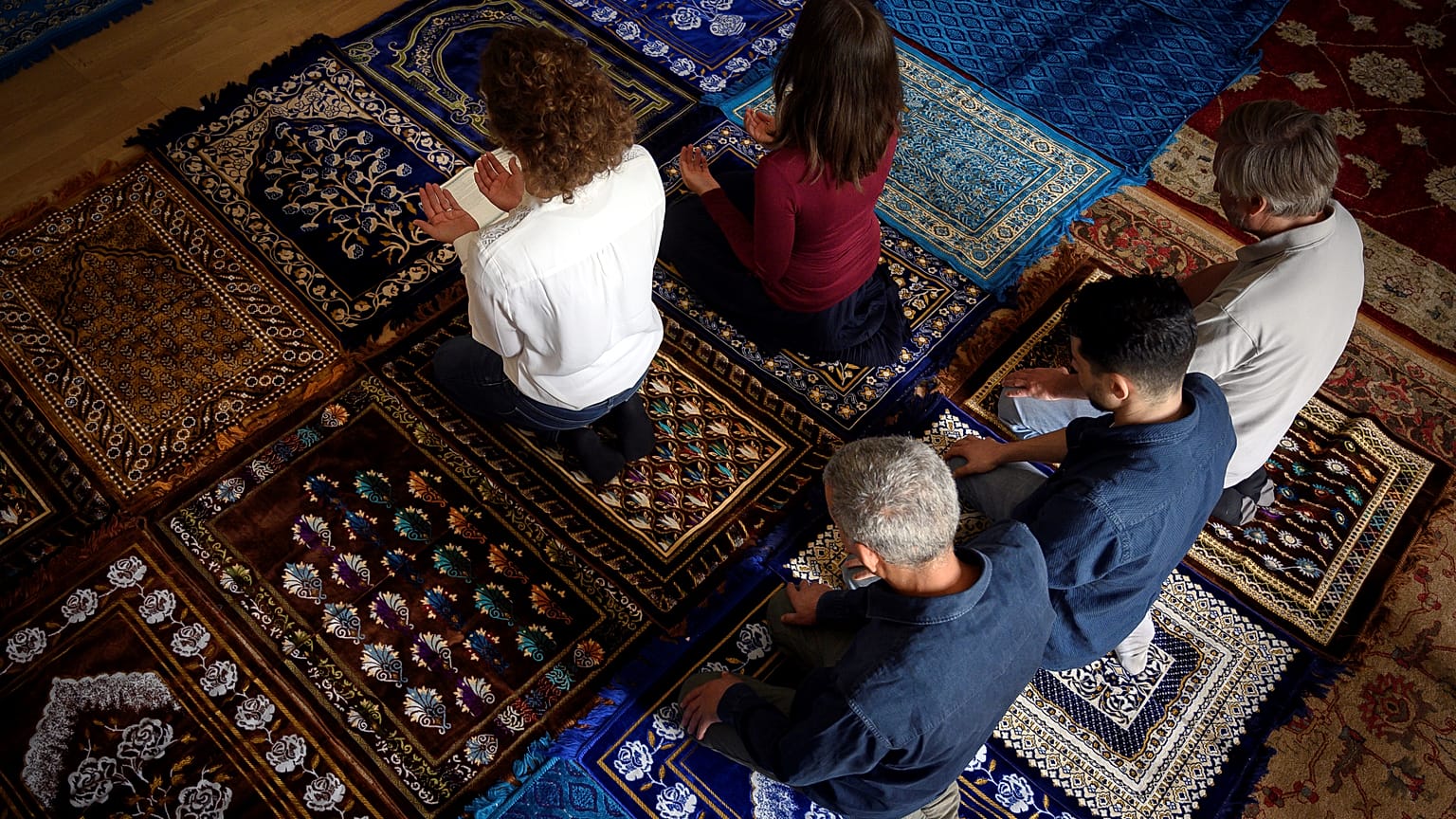 بالصور.. سيدتان تؤمان المصلين في صلاة مختلطة في مسجد بفرنسا 
