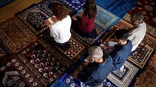 Fransa'da bir ilk: Namaz kadınlar tarafından kıldırıldı
