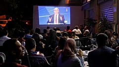 تونسيون وتونسيات يتابعون نقاشاً سياسياً في العاصمة 
