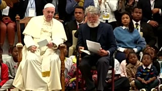 El papa visita la ciudad que salió de un basurero