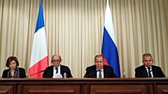 Париж: «санкции снимать пока рано»