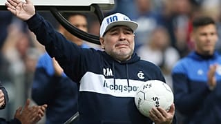Emoción en el fútbol argentino ante el enésimo regreso de Maradona, en su versión entrenador