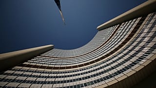 من أمام مقر الوكالة الدولية للطاقة الذرية في فيينا 