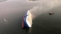 Salvan a los últimos cuatro tripulantes atrapados en un barco naufragado