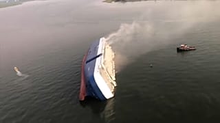 Salvan a los últimos cuatro tripulantes atrapados en un barco naufragado