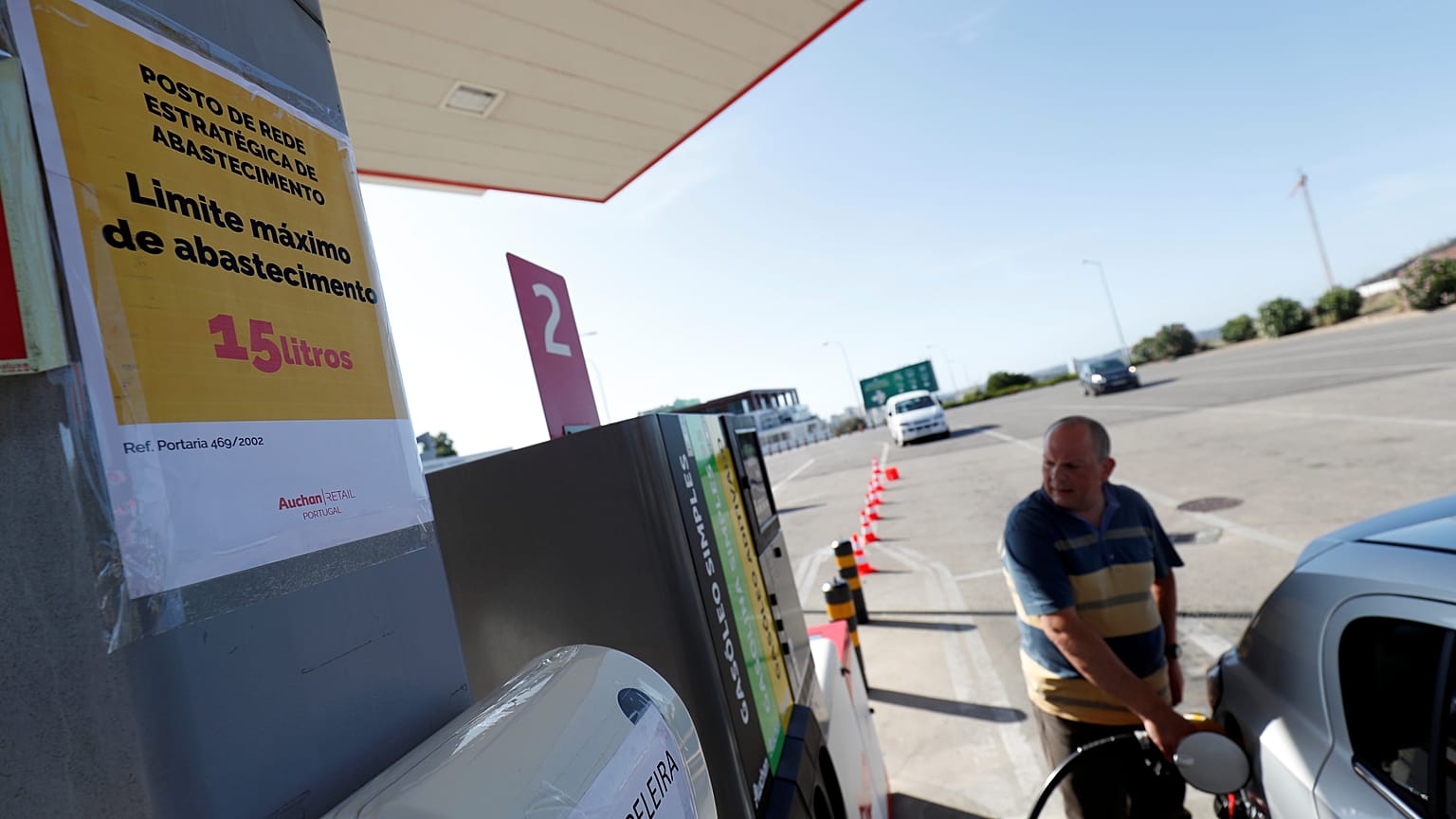 Archivo, un hombre echa gasolina durante la huelga de este verano en Portugal