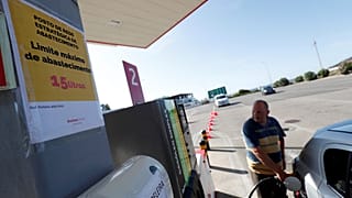 Archivo, un hombre echa gasolina durante la huelga de este verano en Portugal