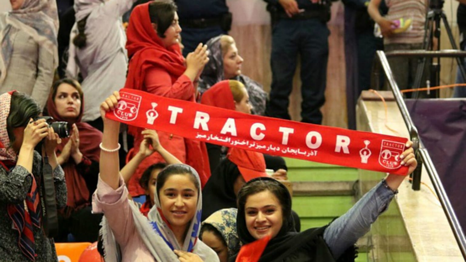 İran'da kadınlara stadyum yasağını protesto edip kendini yakan genç kız yaşama veda etti