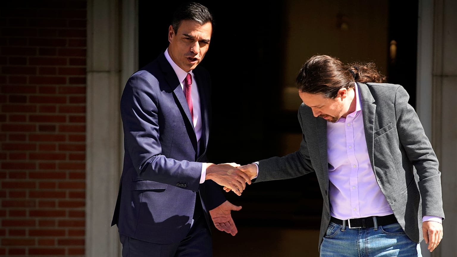 El presidente del Gobierno español, Pedro Sánchez y el líder de Unidas Podemos Pablo Iglesias en el Palacio de la Moncloa, el 7 de mayo de 2019.