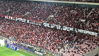 Spiele abbrechen? Kontroverse um Fußball und Homophobie