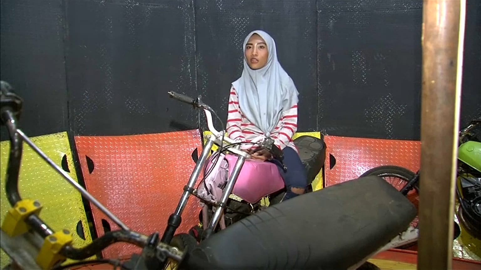 ديفي أبريلياني على دراجتها الزهرية في قلب حلبة حائط الموت