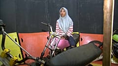ديفي أبريلياني على دراجتها الزهرية في قلب حلبة حائط الموت
