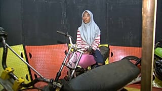 ديفي أبريلياني على دراجتها الزهرية في قلب حلبة حائط الموت