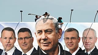 Ein Likud-Wahlplakat wird in Jerusalem aufgehängt