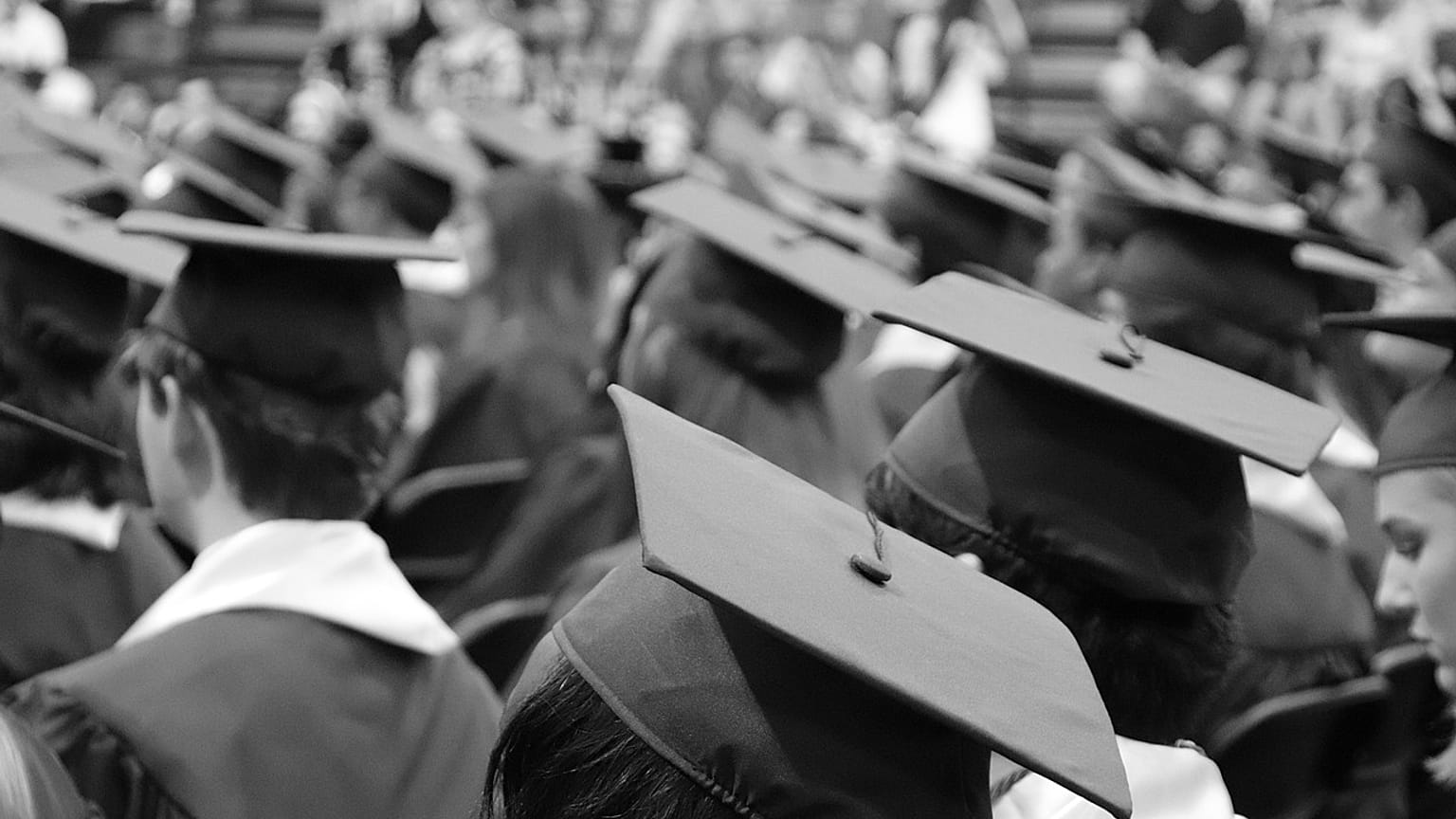 بريطانيا تقرر تمديد تأشيرات عمل خريجي جامعاتها من الأجانب لعامين