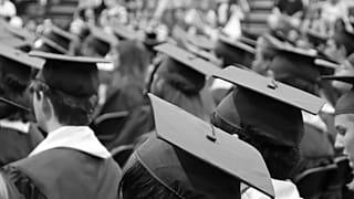 بريطانيا تقرر تمديد تأشيرات عمل خريجي جامعاتها من الأجانب لعامين