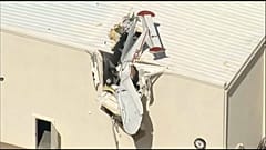 Flugzeug steckt in Flughafen-Dach