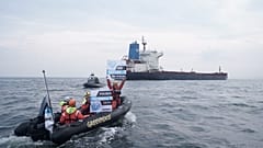 VIDEO - Polonia, agenti sfondano i vetri a martellate e arrestano attivisti di Greenpeace