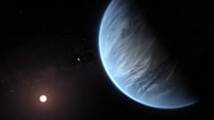 L'exoplanète K2-18b orbitant autour de la naine rouge K2-18, située dans la constellation du Lion, à 110 années-lumière du système solaire.