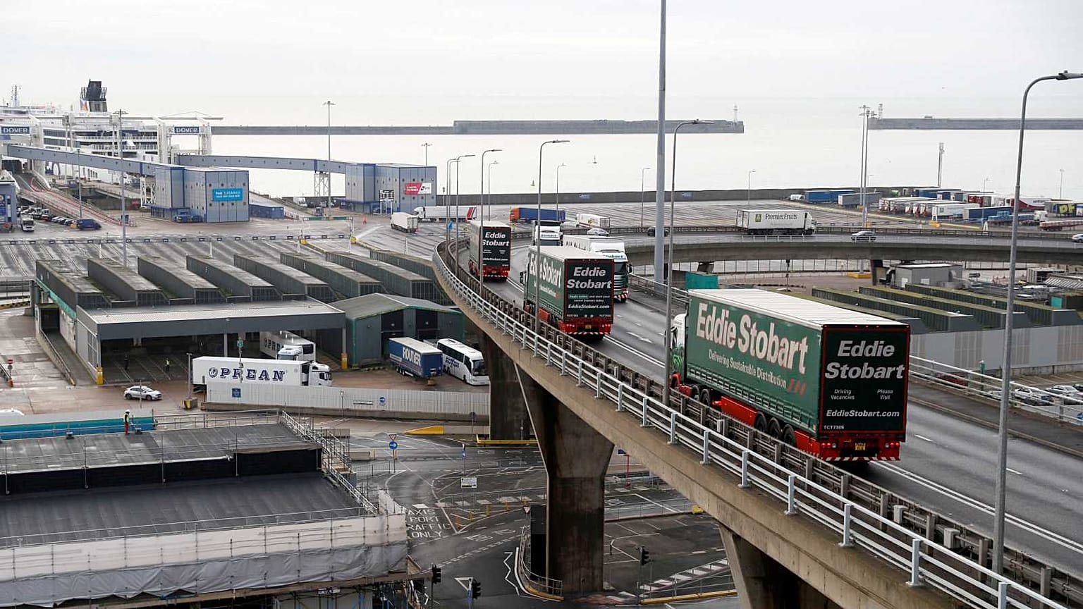 Des poids lourds dans le port de Douvres dans le nord de l'Angleterre, le 7 janvier 2019