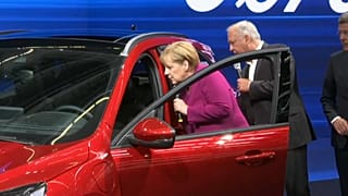 Merkel nyitotta meg a Frankfurti Autószalont