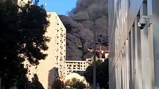 Hatalmas füsttel égett egy ház Budapesten