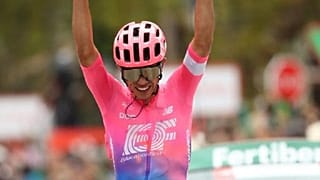 L'arrivo a braccia alzate di Higuita.
