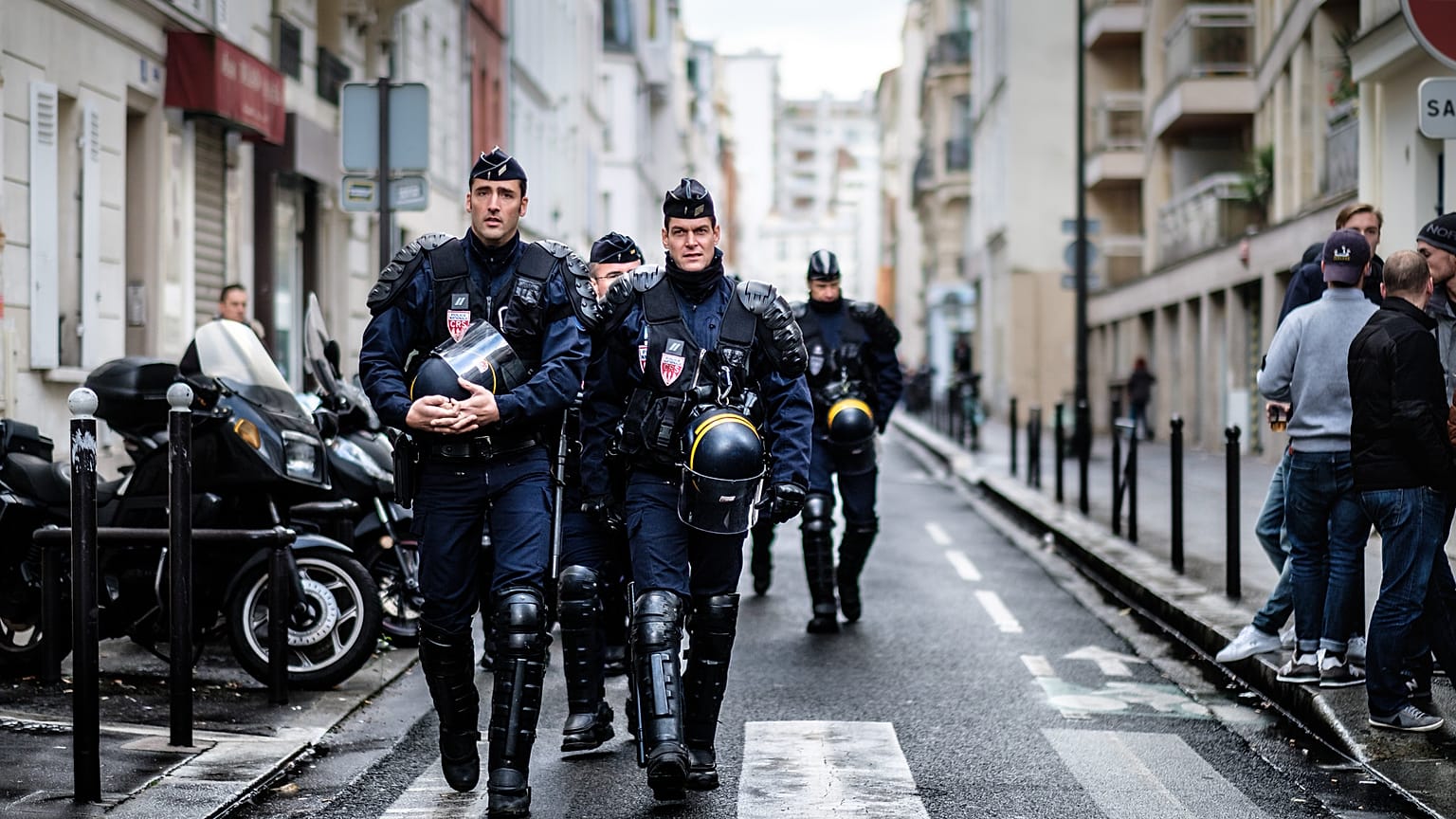Video: Paris'te polis vatandaşa sokak ortasında dayak attı