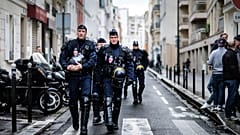 Video: Paris'te polis vatandaşa sokak ortasında dayak attı