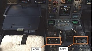 Caffè sul pannello di controllo, aereo costretto ad atteraggio di emergenza