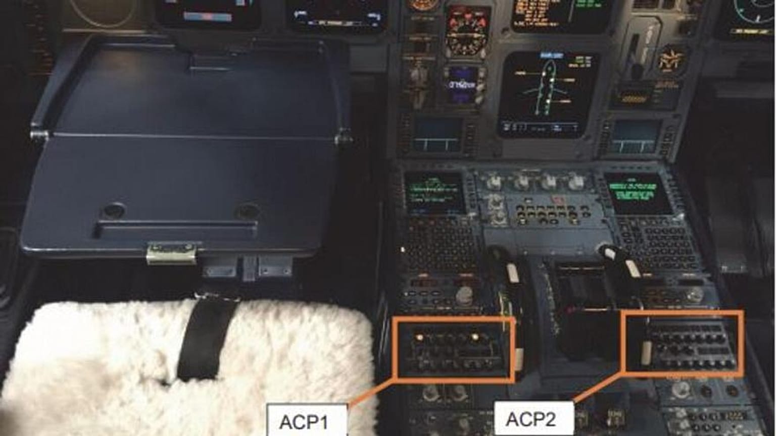 Beispielfoto der beschädigten Audio Control Panels