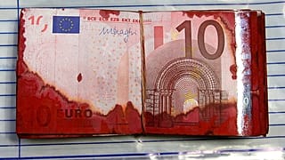 Archiv: Euro-Scheine aus einem geknackten Geldautomaten