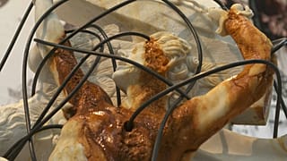 Lebomló márványszobor és átalakuló alkotások a lyoni biennálén 