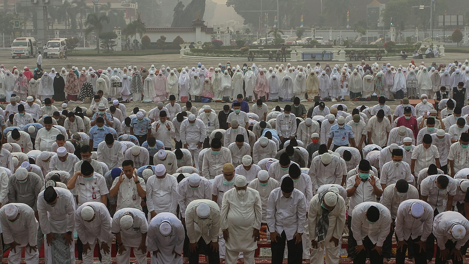 صلاة الاستسقاء في إندونيسيا عقب انتشار الجفاف وحرائق الغابات