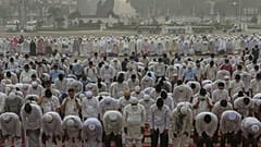 صلاة الاستسقاء في إندونيسيا عقب انتشار الجفاف وحرائق الغابات