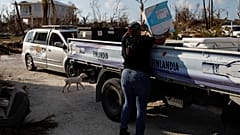 Eine Freiwillige der NGO World Central Kitchen lädt Lebensmittel zur Verteilung auf einen LKW.