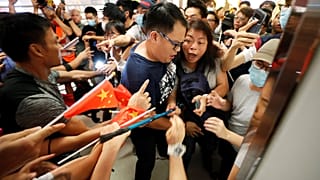 Összeverekedtek az ellentüntetők Hongkongban