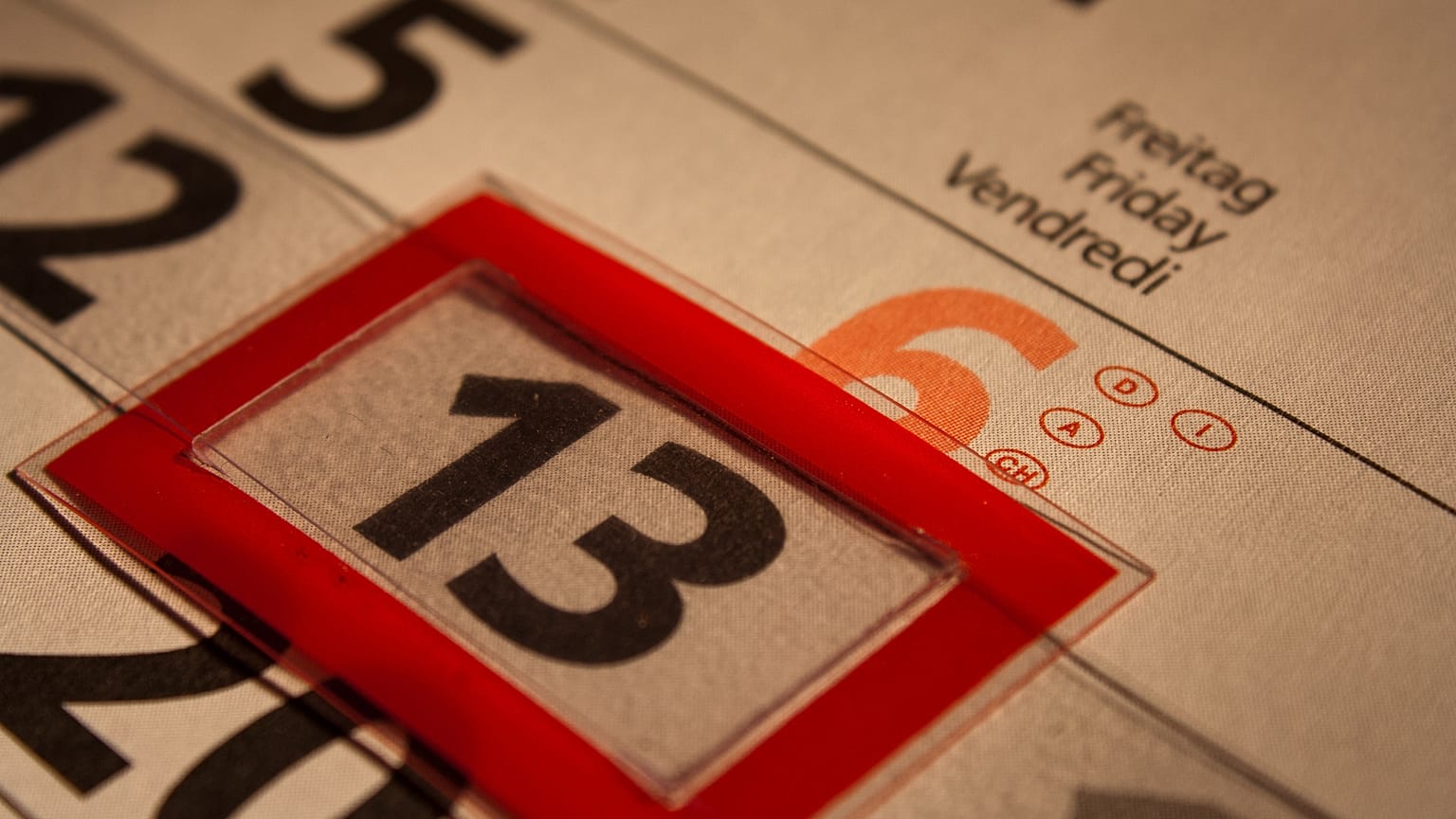 لماذا يتعوّذ بعض الناس من يوم الجمعة 13 ولماذا يُعْرَف بيوم "النحس" ؟