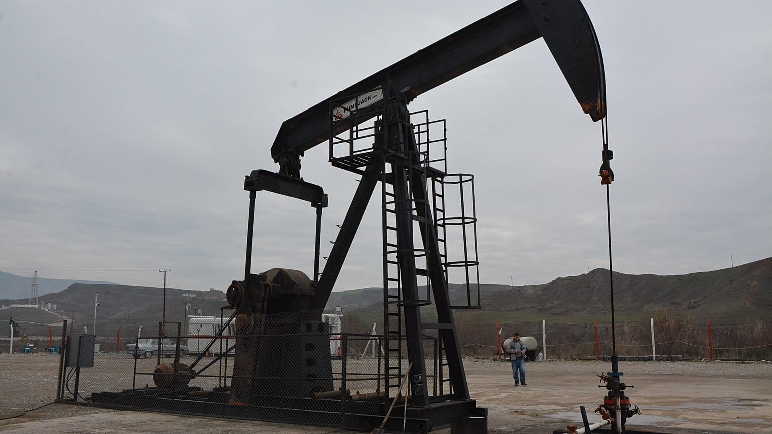 Suudi Arabistan, 2 tesise SİHA ile yapılan saldırıdan sonra  petrol üretimini geçici olarak durdurdu