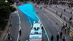 Cannoni ad acqua con colorante blu per fermare i dimostranti di Hong Kong.